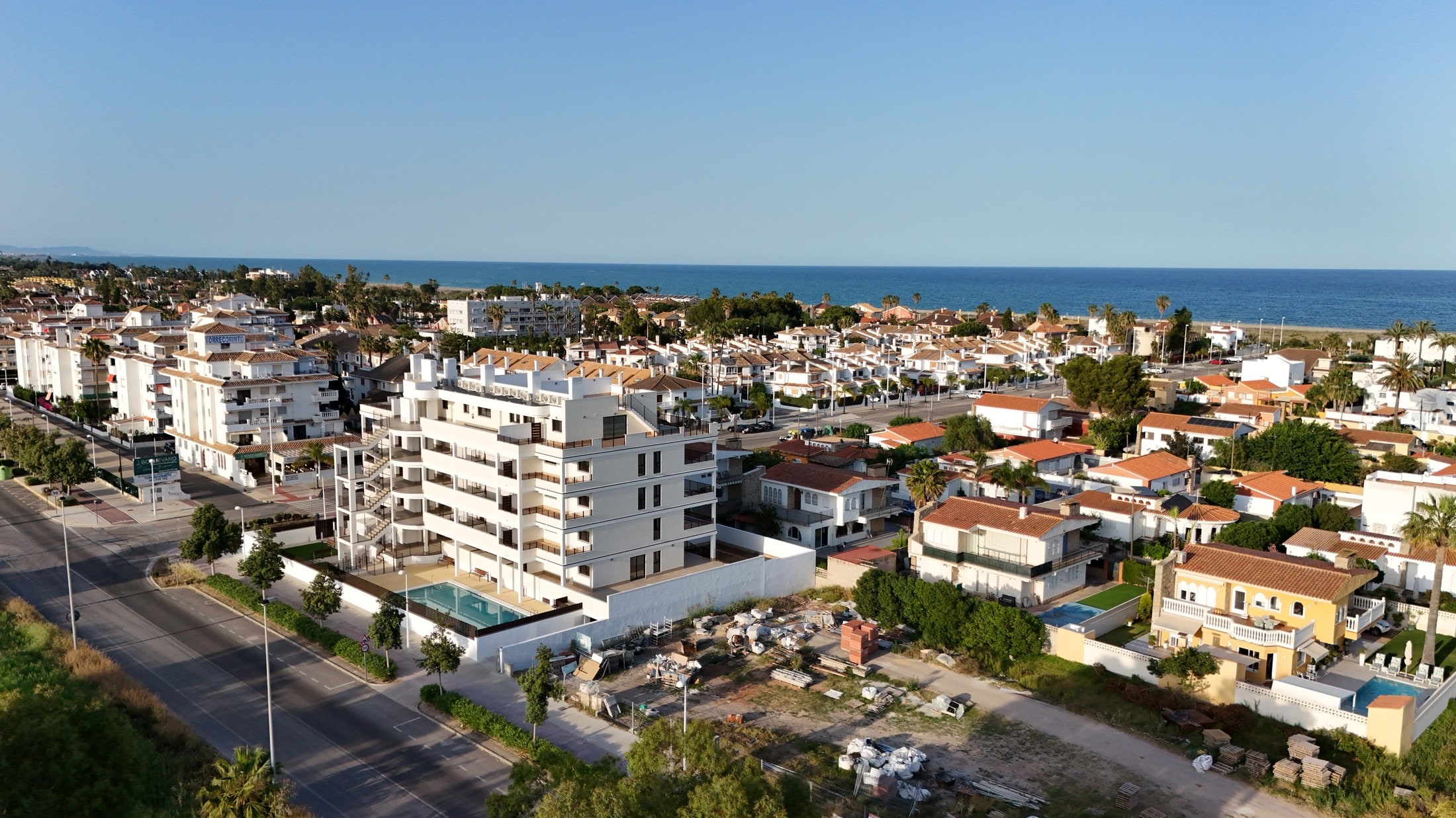 Corinthia desde el aire, con el mar al fondo