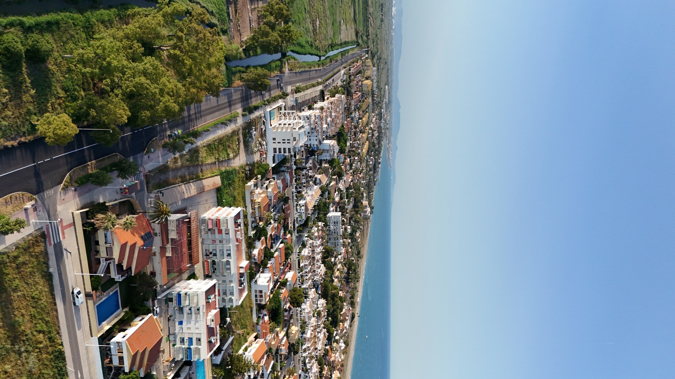 El edificio y la playa de Corinto