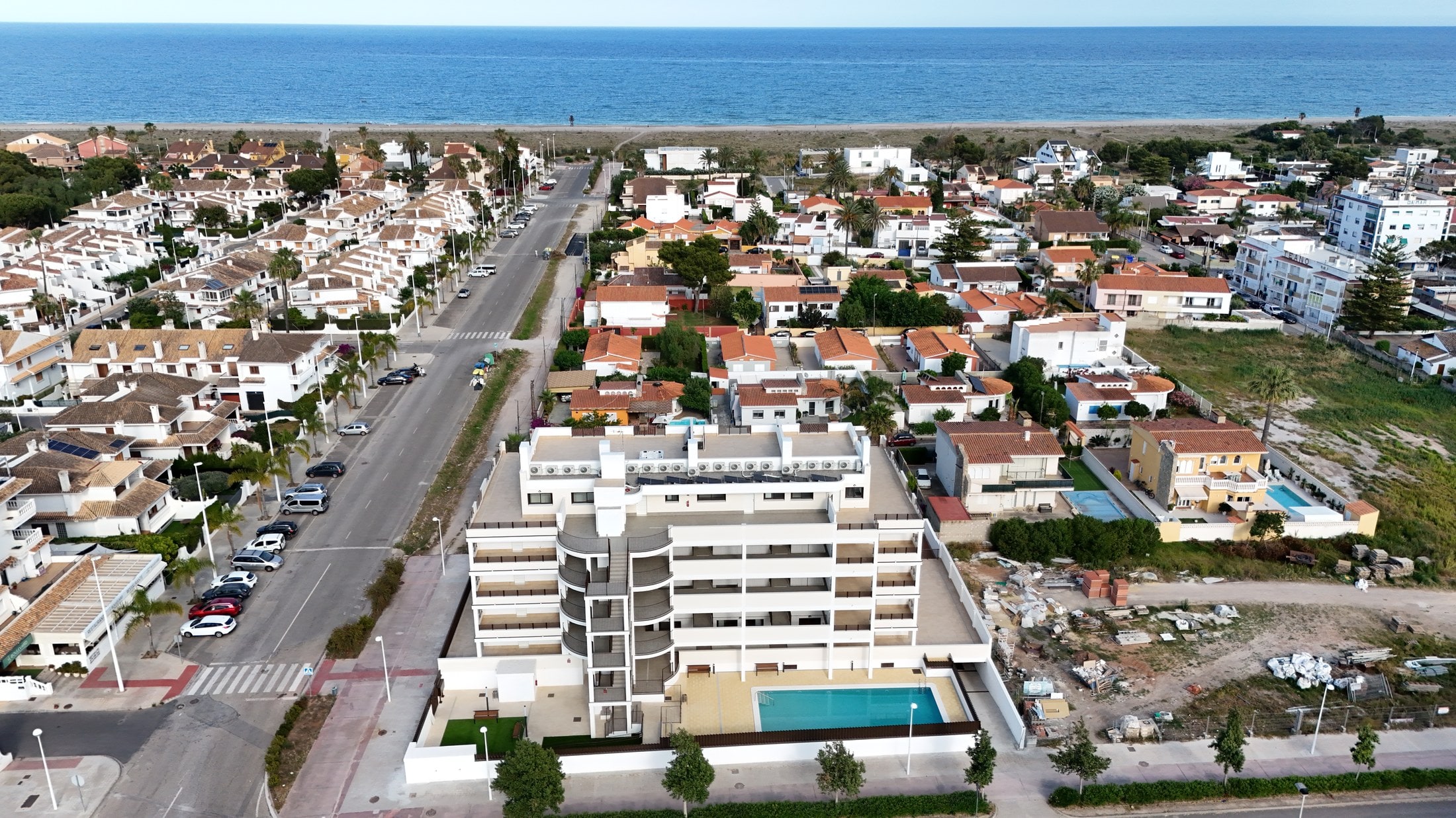 Vista del residencial y la marjal