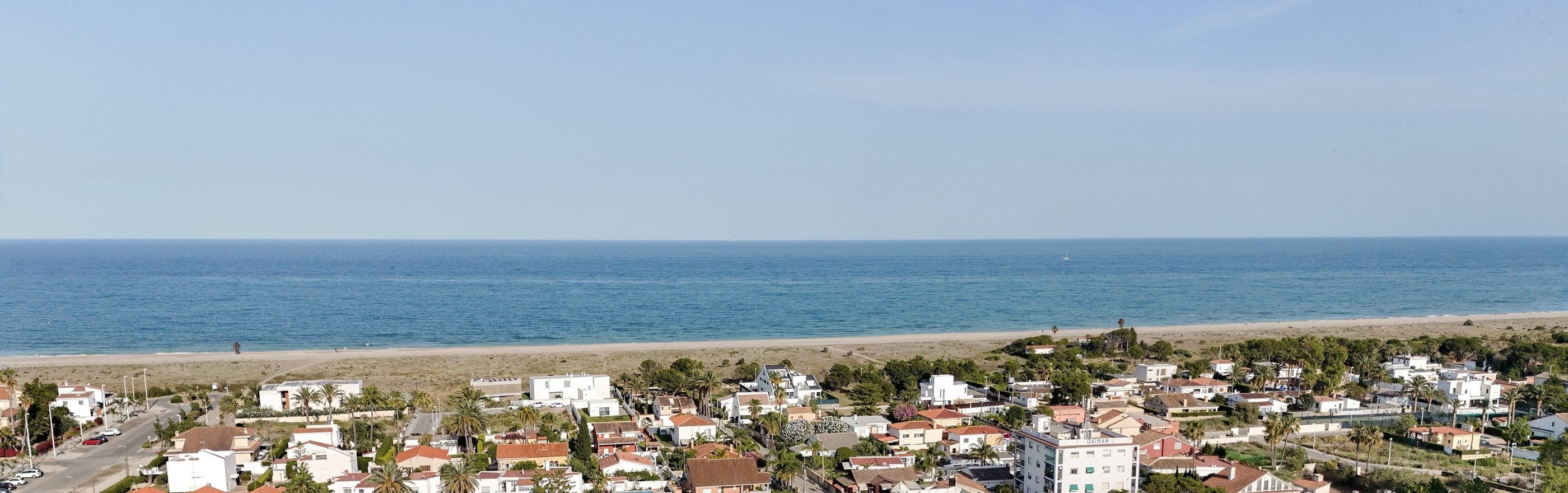Vista aérea del litoral de Sagunto, con el mar al fondo